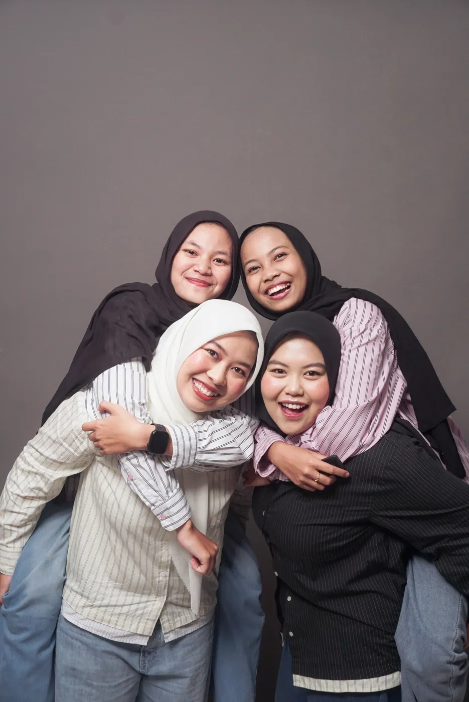 Hasil studio Signature Grey, kategori Group